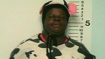 Dame arrêtée en costume de vache Dame arrêtée en costume de vache